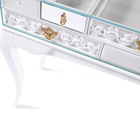 Table console élégante en acajou, intérieurs modernes de luxe, laque blanche, verre gris, poignées en laiton et tiroirs artisanaux