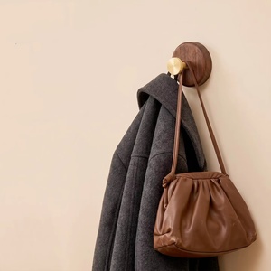 Crochets muraux auto-adhésifs en bois de noyer noir et laiton, sans perçage, installation facile, pour manteaux, clés et vêtements dans l'entrée - Product Image 2
