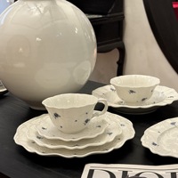 Design moderne Assiettes en porcelaine de 7 pouces Ensemble de vaisselle Style rétro français Blanc Bleu Floral Embossé Jetable Thé Dessert Fête