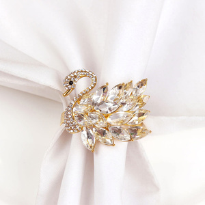 Vente en gros Rond <span class=keywords><strong>de</strong></span> <span class=keywords><strong>serviette</strong></span> en métal plaqué or Design classique Porte-serviettes style cygne Décoration <span class=keywords><strong>de</strong></span> <span class=keywords><strong>table</strong></span> pour fête <span class=keywords><strong>de</strong></span> mariage et Noël - Product Image 4