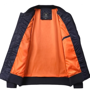 เสื้อแจ็คเก็ตเบสบอลทรงบอมเบอร์แบบกระดุมแถวเดียว ผ้าแคนวาสเคลือบผิว คอตั้ง กันน้ำ สำหรับฤดูใบไม้ผลิ สกรีนโลโก้ได้ตามต้องการ สำหรับผู้ชาย - Product Image 4