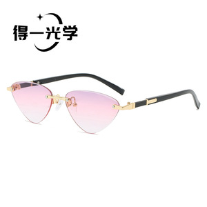 แว่นกันแดดทรงสามเหลี่ยมไร้กรอบ De Yi Optics สีดำ เลนส์ PC ป้องกันรังสียูวี 400 น้ำหนักเบา สำหรับทุกเพศ - Product Image 3