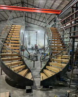 Escalier double incurvé avec balustrade en verre et marches en chêne massif, escalier à arc intérieur