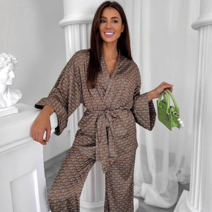 Disponibile Set Pigiama Due Pezzi <span class=keywords><strong>da</strong></span> Donna in Raso con Maniche Lunghe, Vestaglia Lussuosa per Casa, Set Pigiama Stampato con Lacci - Product Image 1