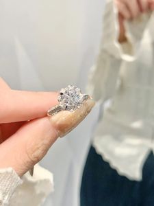 แหวนหมั้นเพชรแล็บโกรว์ 1 กะรัต ทองคำแท้ 18K รุ่น Xinfly Custom ประดับเพชรหลัก Au750 DR Bouquet Platinum CVD เครื่องประดับชั้นดี - Product Image 4