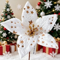 Elegante Gold- und Weißseidenblumen für luxuriöse Weihnachtsdekoration.