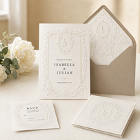Suite d'invitations de mariage personnalisées avec monogramme en relief, design de cadre floral antique, invitation de mariage et carte RSVP assortie