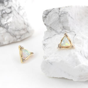 Aurien Gioielli per Piercing in Oro 14K all'Ingrosso, Orecchini Triangolari con Opale e Zirconia, Gioielli per il Corpo in Oro Vero Filettato - Product Image 5