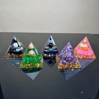 5cm Bunte Gravierte Chakra-Heilkristall-Kiesel Harz-Organit Umweltfreundliche Pyramide Ornament Souvenir für Weihnachten Maskottchen