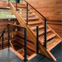 Rampe d'escalier en bois antique avec balustrade et main courante en bois
