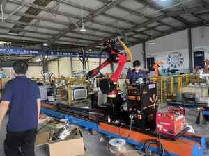 Robot de soudage industriel MIG500 à 6 axes sur rail - Product Image 6