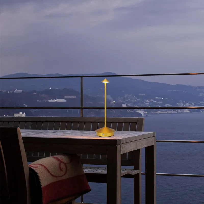Lampu meja hotel restoran tinggi, lampu meja pernikahan penggunaan luar ruangan tanpa kabel dapat diisi ulang