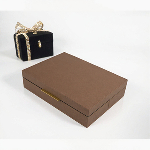 Lot de 2 boîtes cadeaux rectangulaires en MDF à grain croisé avec couvercle à rabat magnétique et poignée métallique – Ensemble deux pièces - Product Image 3
