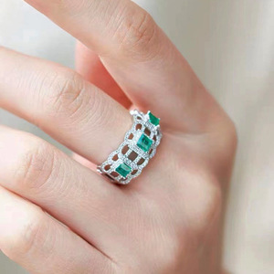 Anello da Donna Stile Palazzo con Design Traforato, Elegante Verde Smeraldo, Accessorio di Lusso per Feste, Regalo - Product Image 3