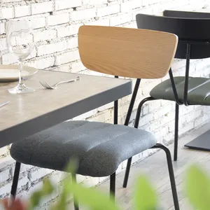 합판 뒤 PU 좌석과 금속 기초를 가진 의자를 식사하는 현대 작풍 쌓을수 있는 대중음식점