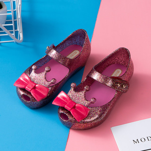 Sandalias de gelatina con corona brillante para niñas, sandalias de playa de verano, zapatos de gelatina de diseño para niñas, sandalias de gelatina de princesa con corona para niños - Product Image 1