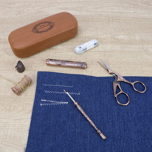 Kit d'outils de couture portables : Découseurs, ciseaux de broderie et boîte de couture rétro avec étui à lunettes - Product Image 3