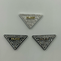 Plaque Métallique Triangulaire PARIS Personnalisée Éco-responsable Noire et Blanche avec Strass pour Accessoires de Robe et de Sac à Main