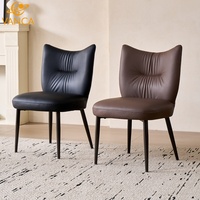 Chaise de salle à manger haut de gamme multicolore rembourrée, dossier plissé, pieds en fer noir, chaise de salle à manger en cuir PU pour hôtel et restaurant