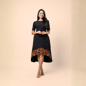 Vestido Midi de Algodón Elegante de Primera Calidad con Bordado Floral y Dobladillo Asimétrico Negro - Product Image 4