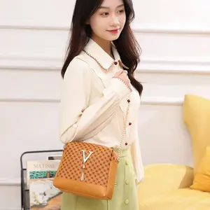 Bolso cuadrado pequeño de moda para mujer con estampado de anillos, cadena decorativa en forma de V, para llevar al hombro o bajo el brazo, con forro interior. - Product Image 2