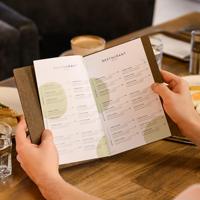 Couvertures de menu en contreplaqué A4 A5 A6 personnalisées avec charnières en métal Dossiers de menu gravés de restaurant Couverture de menu en bois Classeur à anneaux
