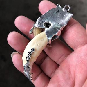 <span class=keywords><strong>Collana</strong></span> <span class=keywords><strong>con</strong></span> ciondolo a dente di cane sportivo intarsiato in <span class=keywords><strong>argento</strong></span> tibetano e catena in bambù, regalo all'ingrosso per una generazione di amanti degli animali domestici - Product Image 4