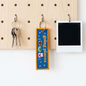 Porte-clés tissé brodé personnalisé avec logo sur mesure et motifs animaux/poupées – Porte-clés brodé durable - Product Image 2