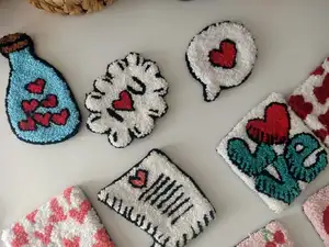 Büyük kalite sevgililer günü kalp püsküllü kupa kilim coaster mükemmel sevimli yumruk iğne bardak