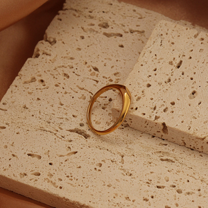Anillo de Sello con Corazón, Elegante, Clásico, Delicado, Moderno y de Lujo, en Acero Inoxidable con Baño de Oro de 18K, Unisex, Joyería May Aigs - Product Image 1