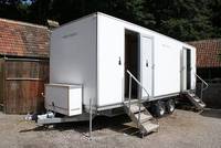 Toilettes mobiles intégrées en HDPE coupe-vent, transport facile, installation rapide pour camp d'ingénierie, salle de bain extérieure pour personnel