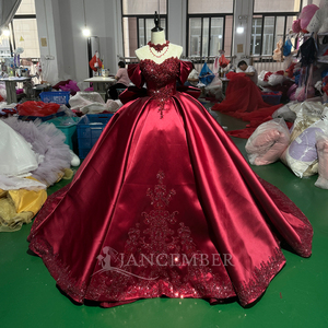Vestido de Quinceañera Mc061 Elegante Color Borgoña con Cuello Barco, Hombros Descubiertos, Apliques, Adornos de Cuentas y Plumas en el Puño - Product Image 6