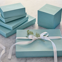 Emballage de mode réutilisable pour vêtements masculins, boîte rigide en carton avec couvercle carré, doublure en éponge, ruban coloré, nœud, papier cadeau personnalisé pour fournisseur