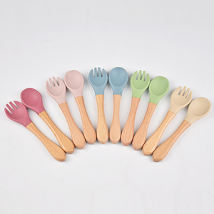 Juego de cucharas de silicona sin BPA con mango de madera, utensilios de aprendizaje para bebés - Product Image 5