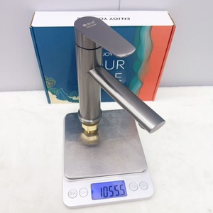 Grifo monomando de lavabo de un solo orificio de acero inoxidable color bronce, montado en encimera, con válvula mezcladora de agua fría y caliente - Product Image 3