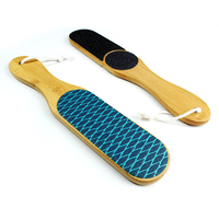 Lime à pieds en bois durable double face pour l'exfoliation et l'élimination des peaux mortes