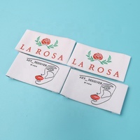Guangzhou Vêtements Hem Tag Maker Personnalisé Luxe Rose Fleur Lèvres Logo Damassé Couture Bonnets Étiquettes de cou tissées