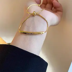 G2075 18 Karat vergoldet verstellbar Titan Edelstahl Kette Buchstabe LIEBE Gravierte Bar Charm Armband für Frauen