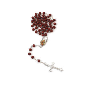 Collier religieux fait main <span class=keywords><strong>en</strong></span> perles de bois avec <span class=keywords><strong>croix</strong></span> argentée et centre Vierge de Guadalupe, idéal pour la première communion - Product Image 6