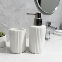 Distributeurs de savon en résine deux pièces, ensemble d'accessoires de salle de bain pour shampoing et lotions, avec gobelet porte-brosse à dents