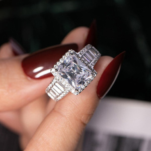 Anillo de Diamantes Corte Princesa F997 en Oro Blanco con Piedras Laterales Baguette de Color D Natural para Compromiso de Mujer - Product Image 1