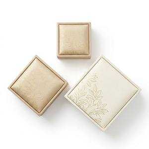 Boîte à bijoux en papier de luxe avec gaufrage à la feuille d'or et fermeture magnétique, doublure en velours pour bague et collier, logo personnalisé - Product Image 4