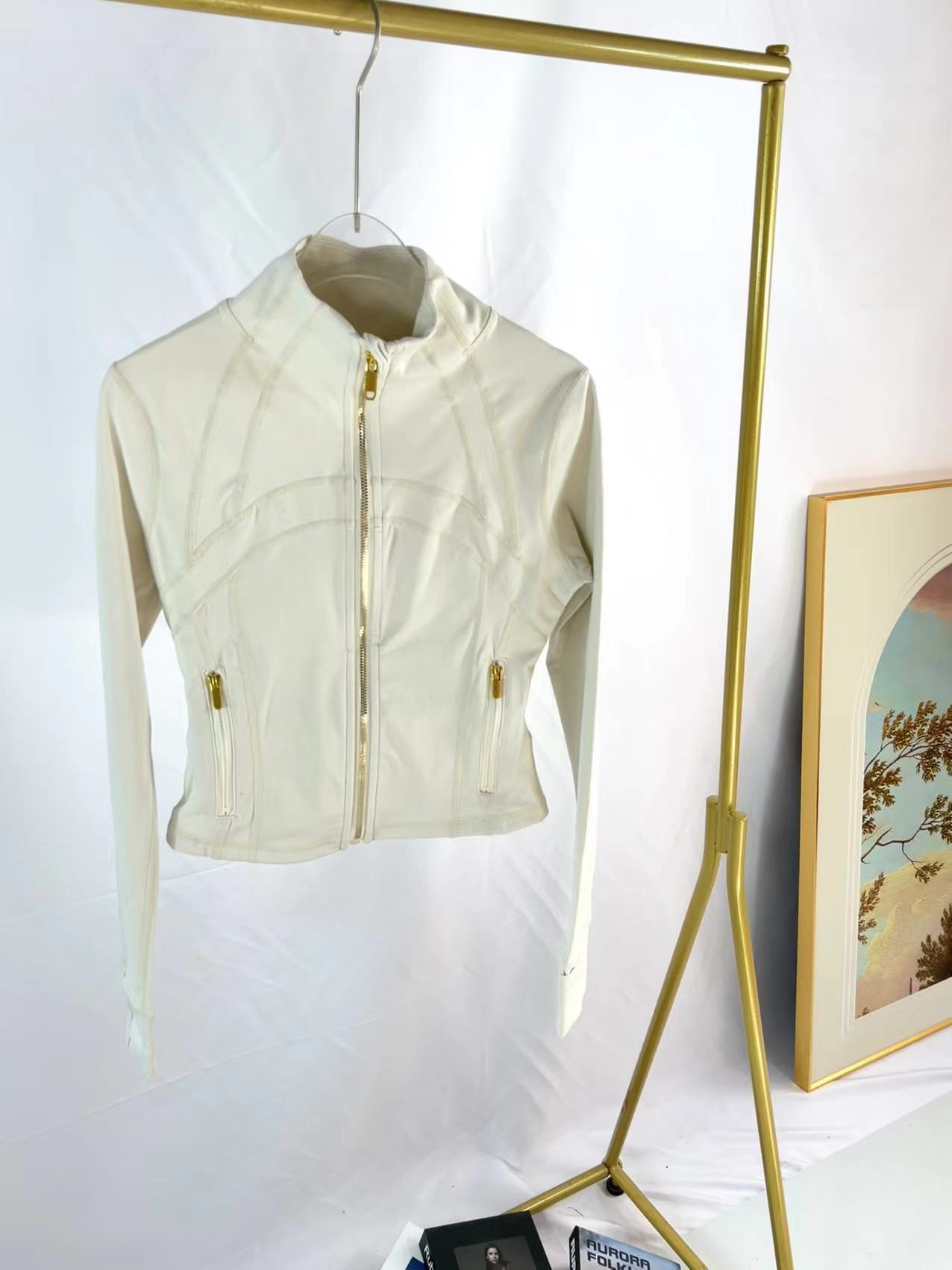 Veste courte en albumine à fermeture éclair dorée