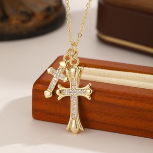 Collana a doppia croce con zirconi incastonati a castone, stile europeo-americano, bicolore oro e argento, di nicchia, di alta gamma, a strati - Product Image 2
