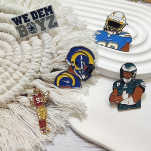 עיצוב מותאם אישית זהב לבן תג בד סיכות מותאם אישית לוגו מתכת סיכת אמייל רך - Product Image 2