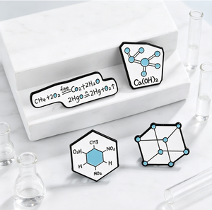 Accessori Personalizzati in Metallo Dipinto 3D, Spille Artigianali su Misura, Vendita all'Ingrosso di Design con Equazioni Chimiche e Strutture Molecolari - Product Image 3