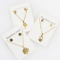 Bijoux INS Tendance en Acier Inoxydable, Parure de Bijoux Fleur Plaqué Or 18K avec Collier Pendentif et Boucles d'Oreilles au Motif Irrégulier