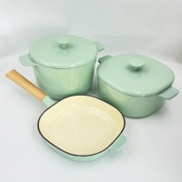Batterie de cuisine en fonte émaillée, vente chaude d'usine, ensemble de casseroles et poêles avec poignée en bois pour la maison et l'extérieur