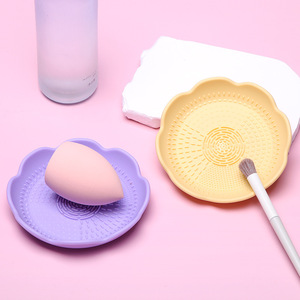 Bol de nettoyage pour pinceaux de maquillage en silicone, forme pétale, 101,5x101,5x20mm, pour le nettoyage des outils de maquillage - Product Image 1