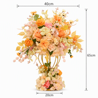 Centre de table en fleurs artificielles orange champagne, composition florale mixte avec support en métal doré pour la décoration de table de réception de mariage